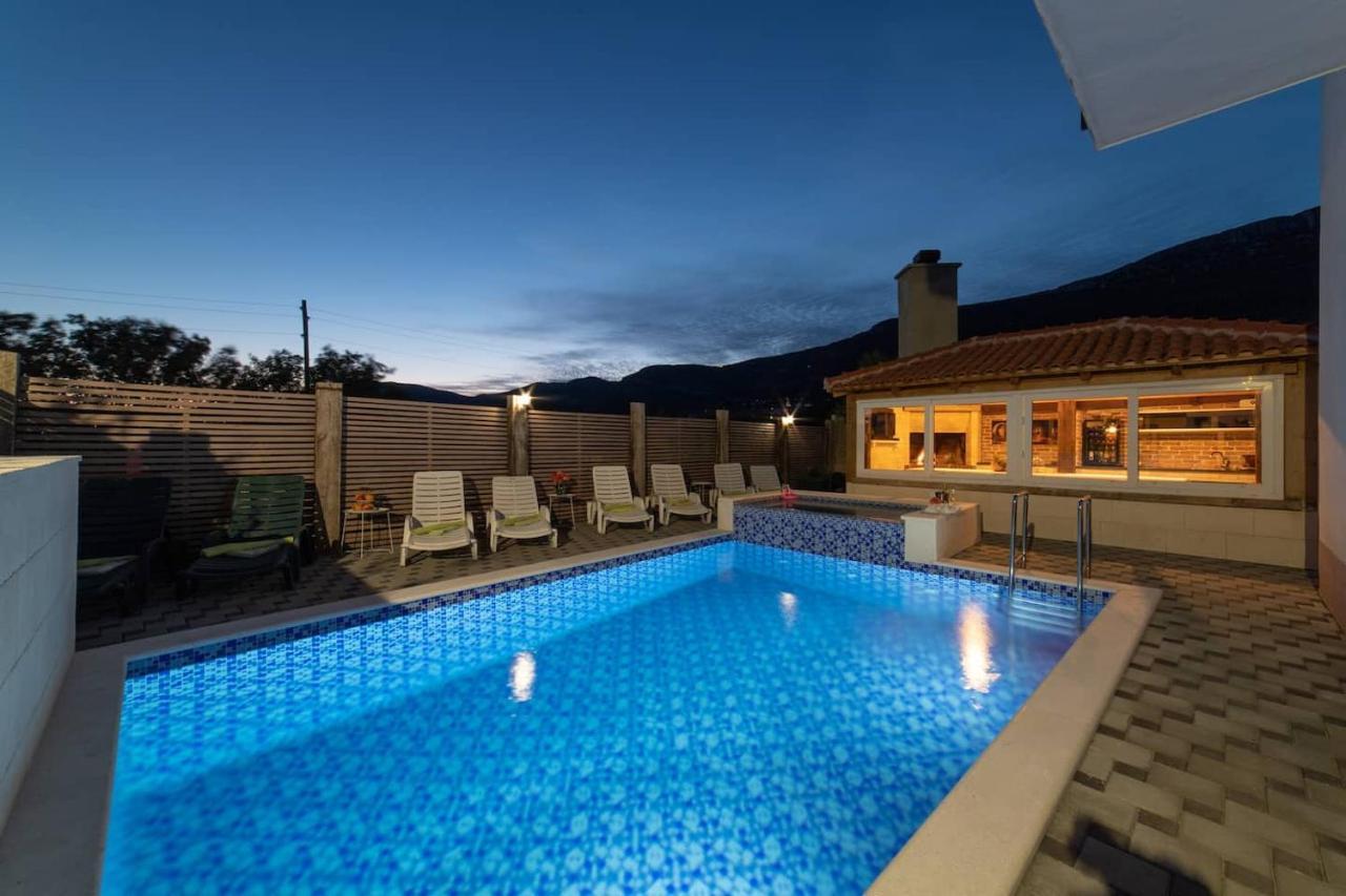 Holiday Home Chester With Heated Pool Kaštela Exterior foto