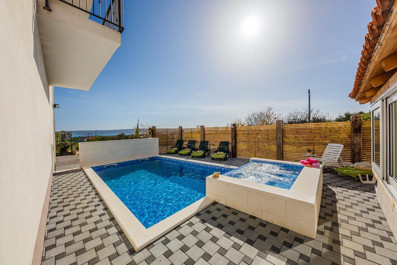 Holiday Home Chester With Heated Pool Kaštela Exterior foto