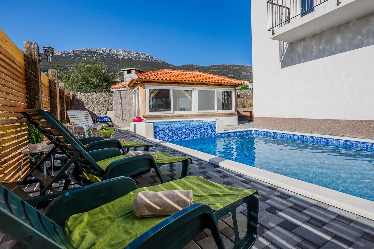 Holiday Home Chester With Heated Pool Kaštela Exterior foto